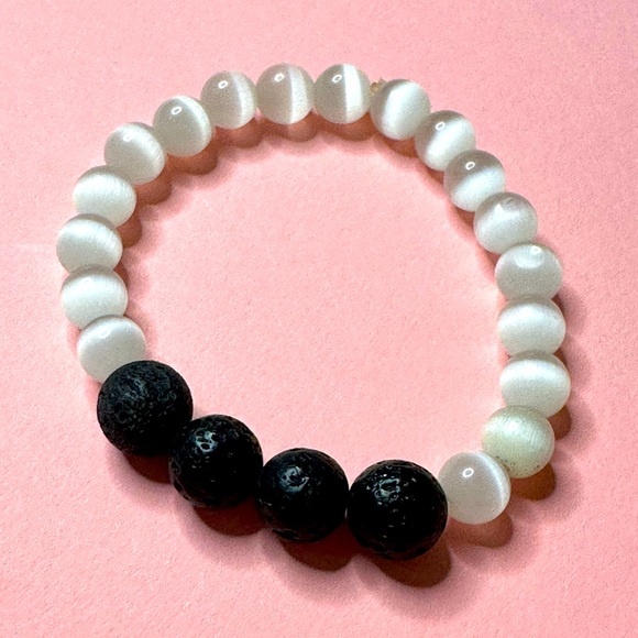 Jewelry - Beaded Bracelet white and black beads